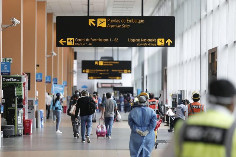 EE.UU. planea exigir la vacunación completa contra el coronavirus a los visitantes extranjeros.