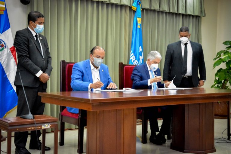 El Senado firma convenio con Banreservas en beneficio de sus empleados.