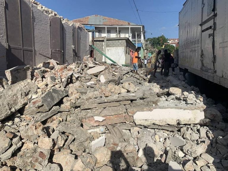 Ya pasan de los «300» los fallecidos en Haití
