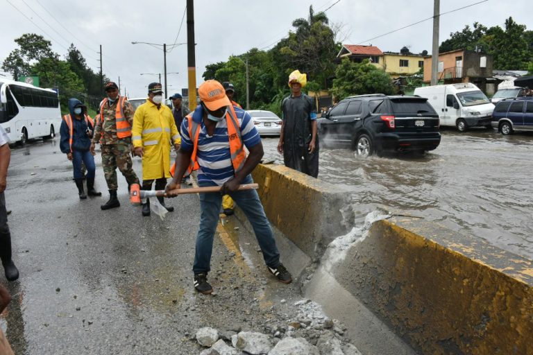Obras Públicas trabaja de forma ininterrumpida para solucionar problema drenaje de la autopista Duarte