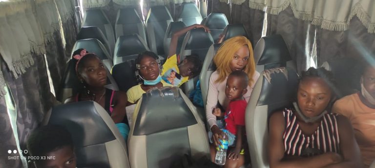 Tras persecución PN., apresa un autobus transportaba 45 haitianos indocumentados.