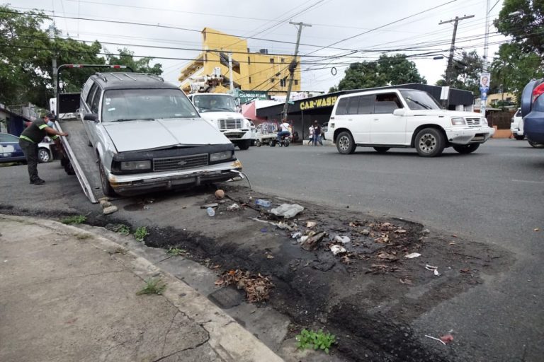 DIGESETT retira chatarras de la Zona Colonial, Gazcue, San Carlos y Luperón