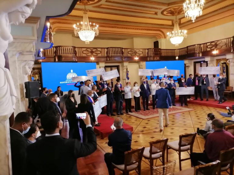 Atletas medallistas reciben cheques millonarios