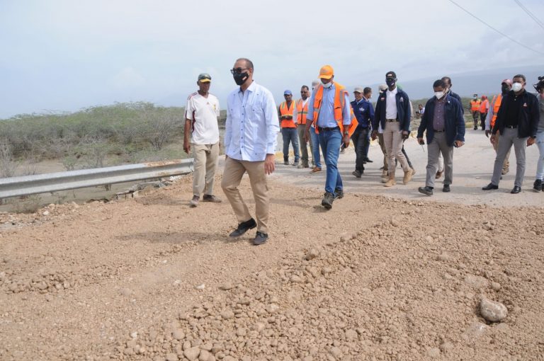 Deligne Ascención dispone reconstrucción de 5 puentes derribados por Tormenta Grace en Barahona y restablecer el paso por el de Las Tres Luces en Neiba
