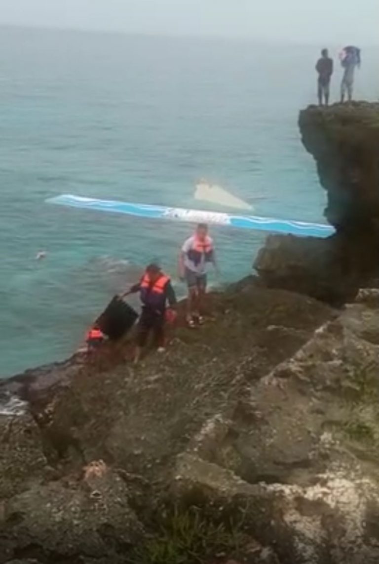 VIDEO-Cae camión de combustibles al mar caribe