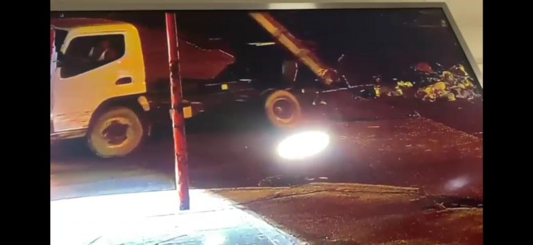Video muestra como es depositado un camión de basura en plena calle SDE.