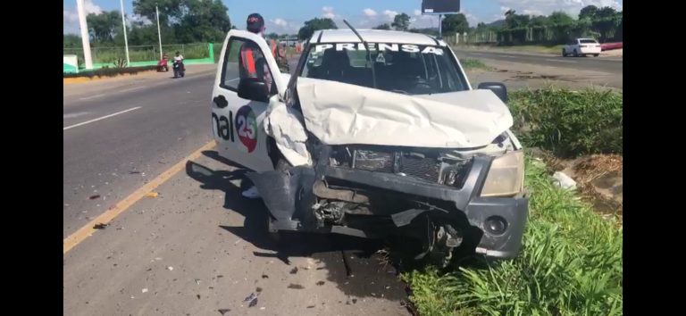 VIDEO-Equipo canal 25 sufre accidente y hay varios heridos