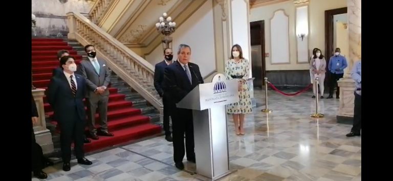 Gobierno firma para otro prestamo de 300 millones.