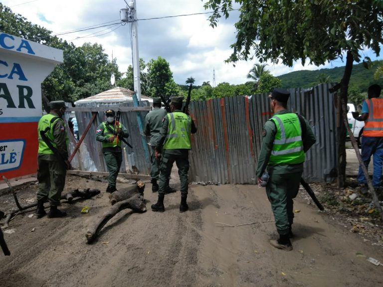 VIDEO-Agentes SENPA son agredidos a pedradas en NIZAO
