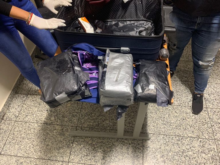 DNCD detiene a extranjera con 5 paquetes de cocaina