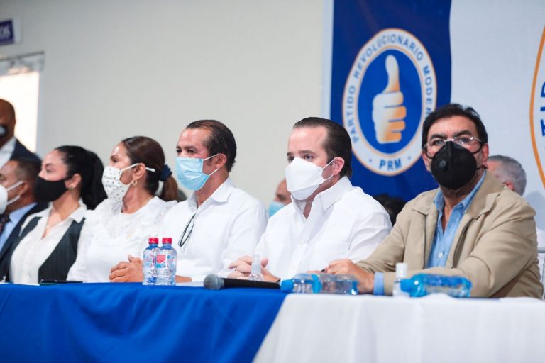 José Paliza encabeza encuentro político con dirigentes de la Región Nordeste