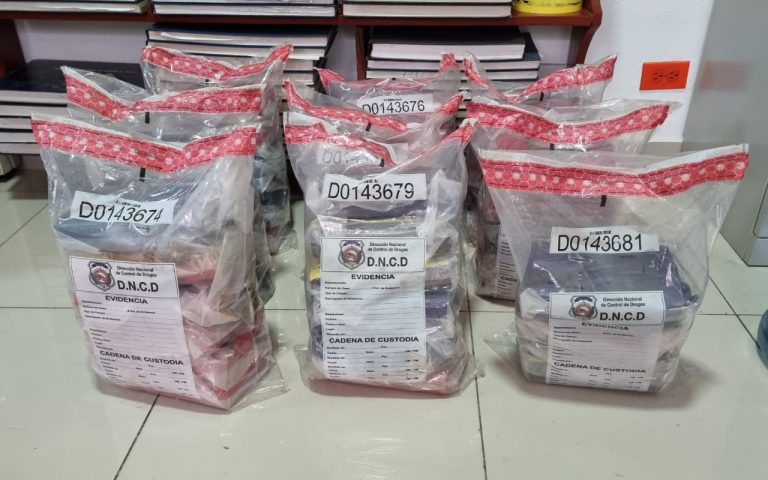 DNCD ocupa 106 paquetes presumiblemente cocaina en puerto San Souci