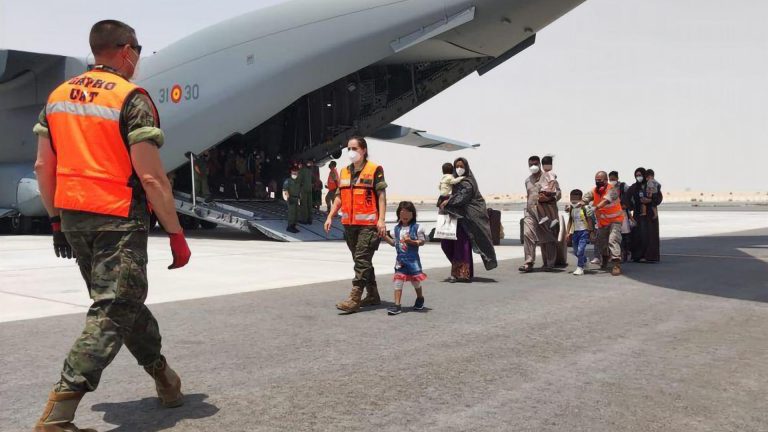 Estados Unidos paraliza las evacuaciones de Afganistán porque no tiene adónde llevar a los refugiados