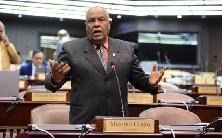Castro Silverio advierte  tensa relacion entre Senadores y Diputados .