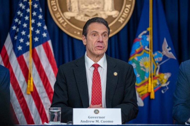 El gobernador de Nueva York afronta investigación criminal y resta apoyo