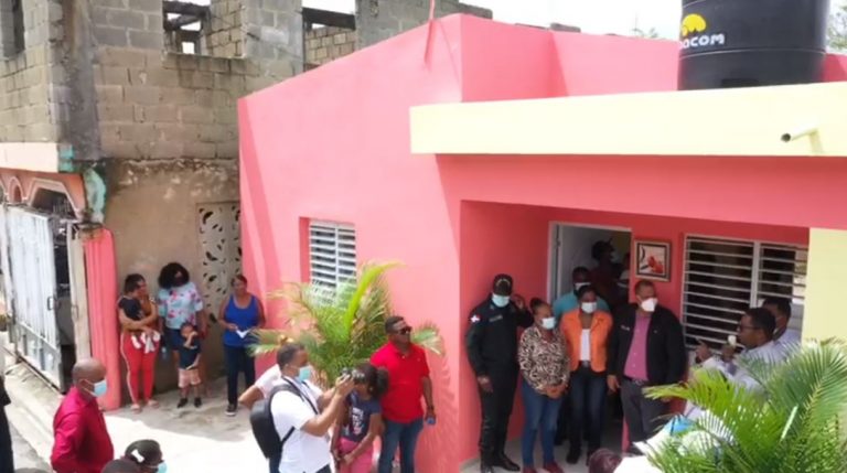 Alcaldía de SDN entrega vivienda a anciana de 82 años que quedó a la intemperie tras incendio