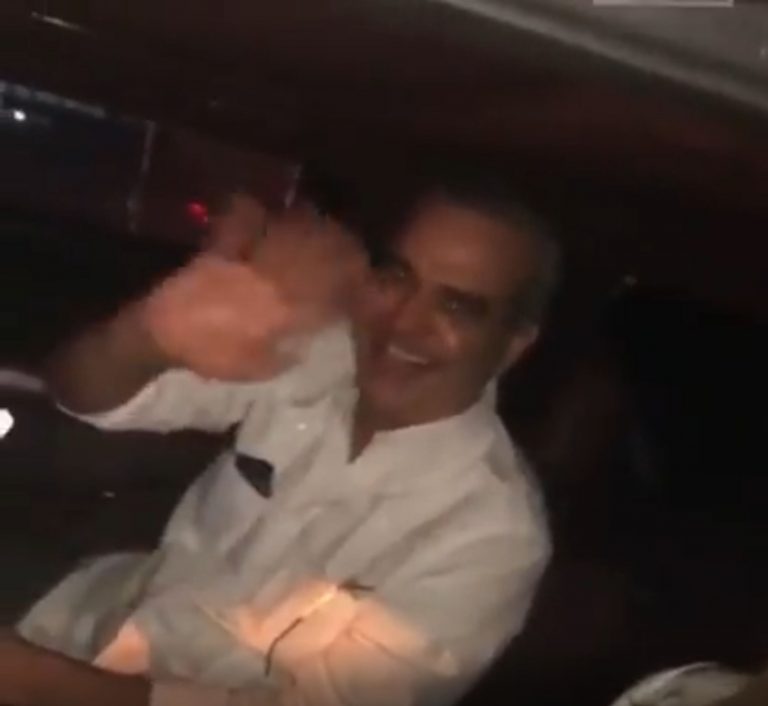 VIDEO-Presidente le dice a su seguridad; déjenlas, déjenlas a mujeres que intetan saludarle