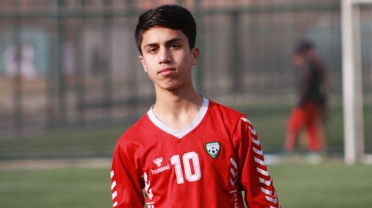 Un futbolista de 19 años de la selección juvenil afgana muere al caer de un avión intentando huir
