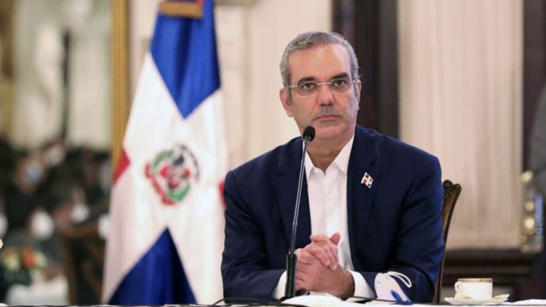 Plan fiscal ya es ley: Abinader firma la promulgación