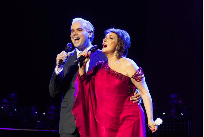 cecilia-cantando-con-su-hijo