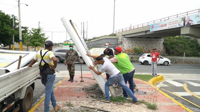 retiran-vallas-ilegales-en-santo-domingo-este