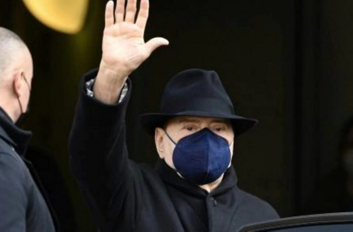 Berlusconi-abandona-hospital-de-Milan-tras-pasar-una-semana-internado-770x506