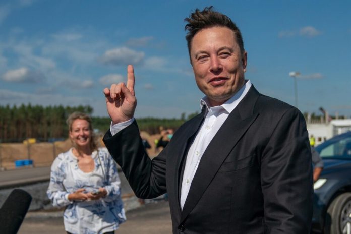 Azafata-acusa-a-Elon-Musk-de-acoso-sexual-y-el-alega-persecucion-politica-1024x683