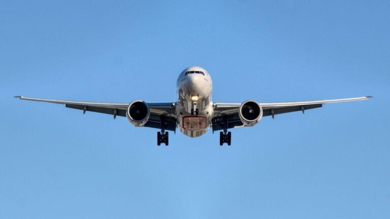 Localizan restos del avión médico desaparecido con seis personas a bordo