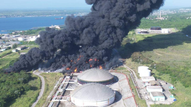 CUBA: Grave incendio industrial llega tercer depósito combustible