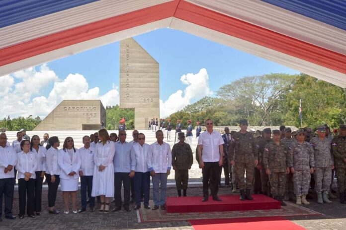 grupo-de-personas-en-una-alfombra-roja-9a5ee799
