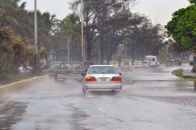 Lunes lluvioso: vaguada y onda tropical impactarán varias provincias