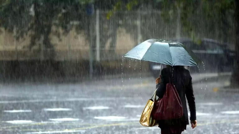 Entre sol y lluvia transcurre este lunes