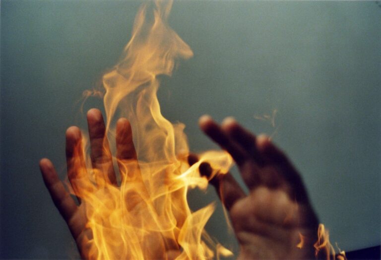Incendio en apartamento deja una mujer muerta en Maquiteria; hay un detenido