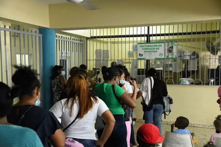 Consultas médicas abarrotadas de pacientes con virosis