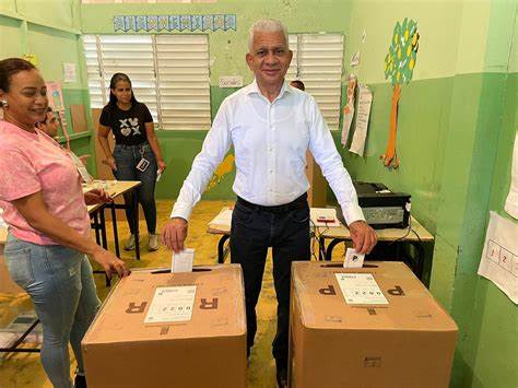 El Presidente del Senado de la República y miembro de la Comisión Ejecutiva del Partido Revolucionario Moderno (PRM), Ricardo De los Santos ejerció su derecho al voto  en la Escuela Primaria El Limpio del municipio Zambrana de la provincia Sánchez Ramírez.