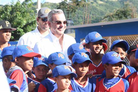 Felices en San José de Ocoa tras recibir por el Presidente Abinader el estadio de sóftbol y polideportivo