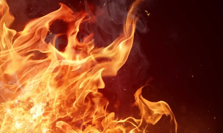 Voraces llamas destruyen una sucursal de L&R Comercial y movilizan a los organismos de emergencia.