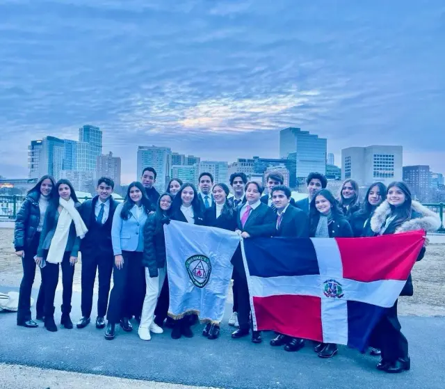 Estudiantes dominicanos brillando en Harvard con el primer lugar en competencia de debate