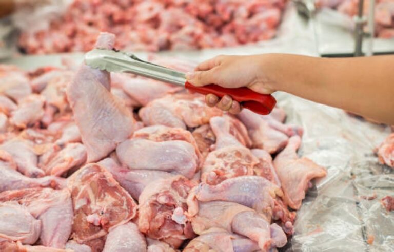 Continúa la escasez de pollo, advierten avicultores de Moca