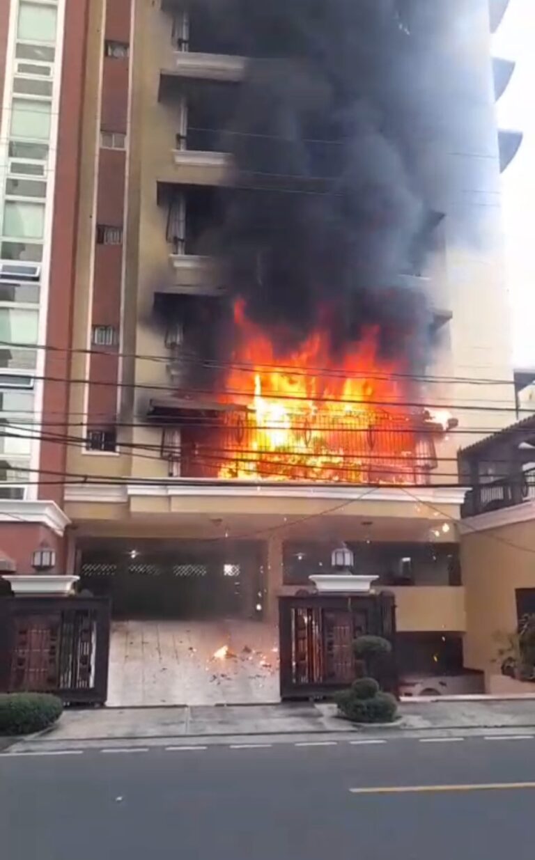Incendio residencial en Bella Vista deja daños materiales tras arder un arbolito