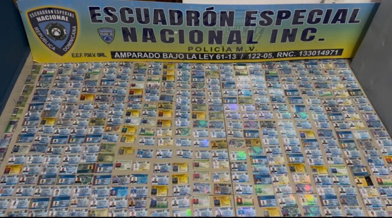 Cae hombre con cientos de carnets de organismos policiales y militares
