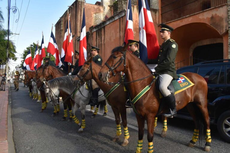 Tradición y patriotismo cabalgan por la Ciudad Colonial