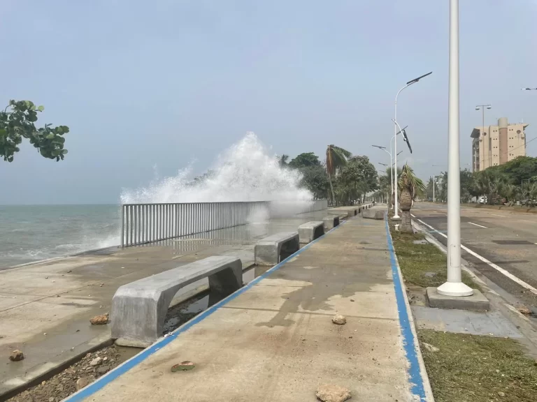 Navegantes y bañistas bajo alerta por oleaje peligroso, informa el COE