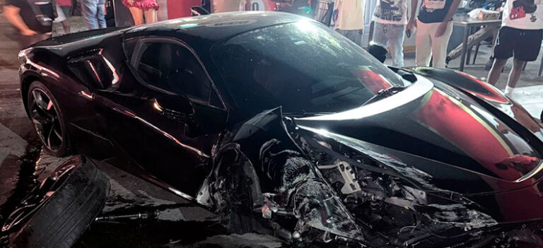 Susto en la capital: Ferrari del artista urbano El Alfa sufre accidente
