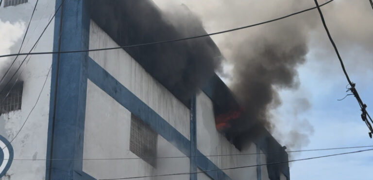 Equipos de emergencia continúan labores para controlar incendio en Almacenes Garrido