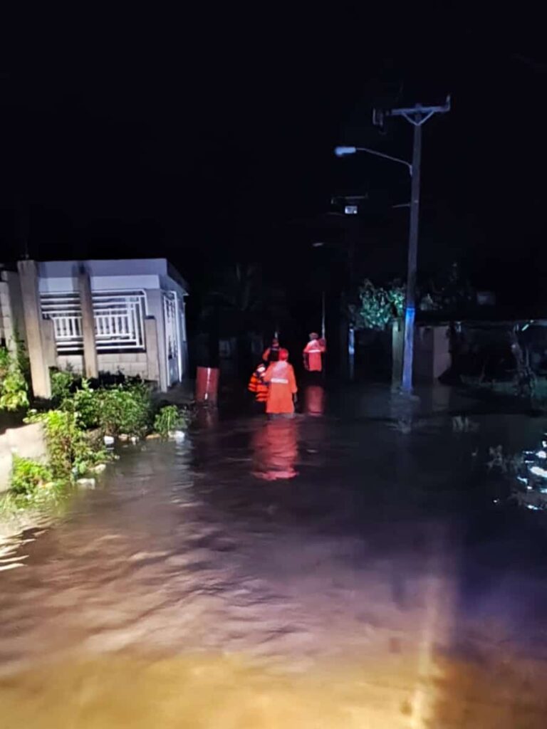 Evacúan familias tras lluvias que dañan 78 viviendas en María Trinidad Sánchez