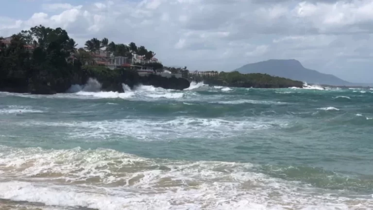 COE recomienda evitar actividades marítimas en la costa Norte