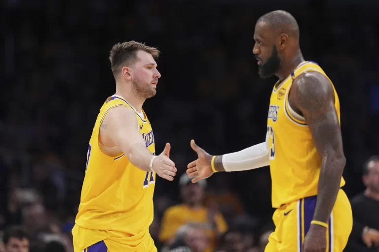 Noche explosiva: LeBron y Doncic castigan a los Rockets con 70 puntos combinados