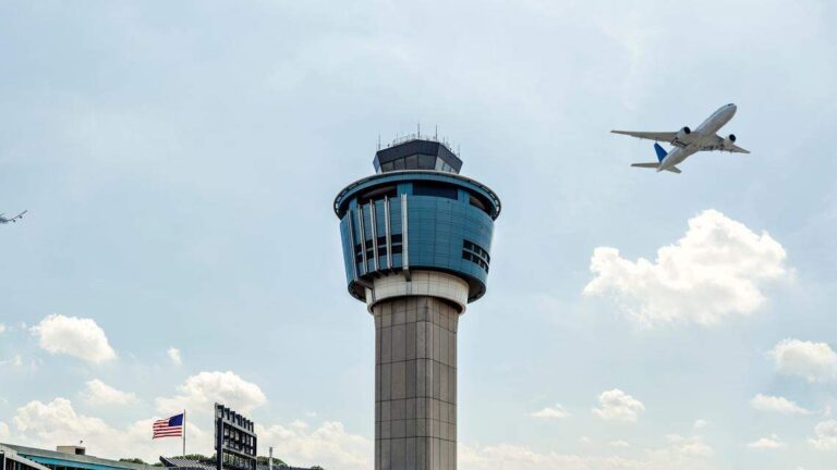 Choque mortal en aeropuerto de Nueva York deja sin vida a piloto y copiloto