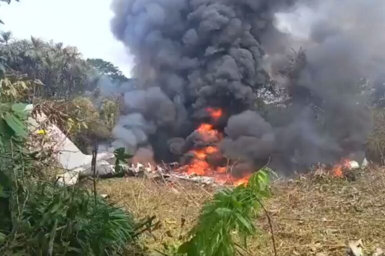 Carrera contra el tiempo: rescate tras accidente de avión militar en Colombia